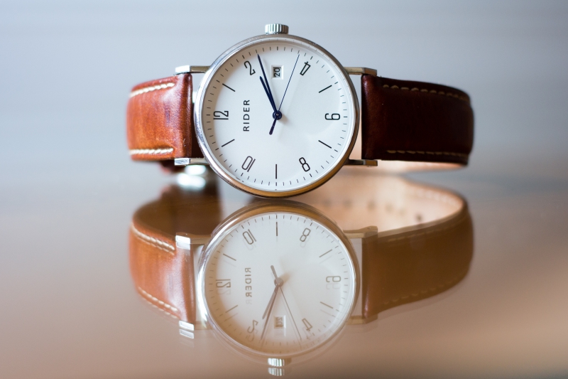 maroquinerie-LE BEAUSSET-min_analog-watch-1869928